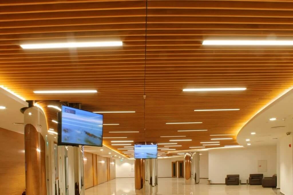 Ofis katında ahşap ızgara tavan